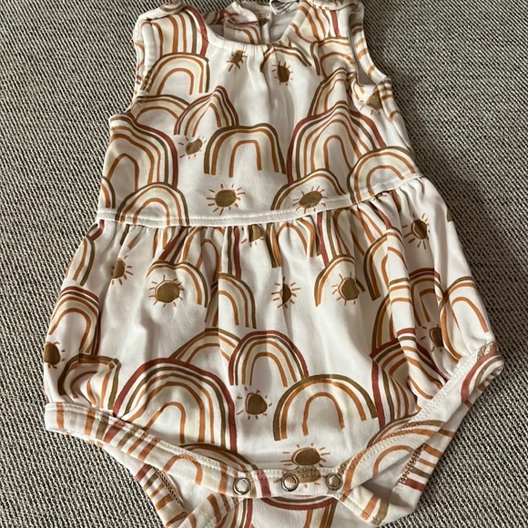 Kate Quinn Warm Neutral Rainbows 6-12 mos - Picture 1 of 2